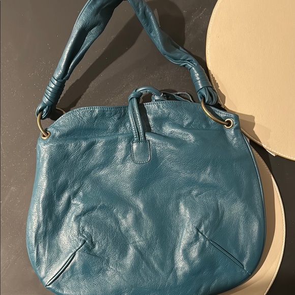 Elegant Blue Leather Shoulder Bag - Picture 2 of 3